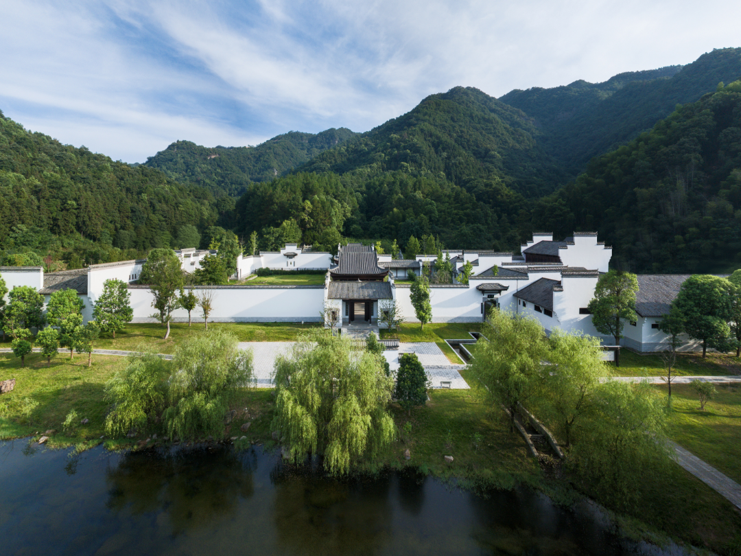 荷花池看书院.png